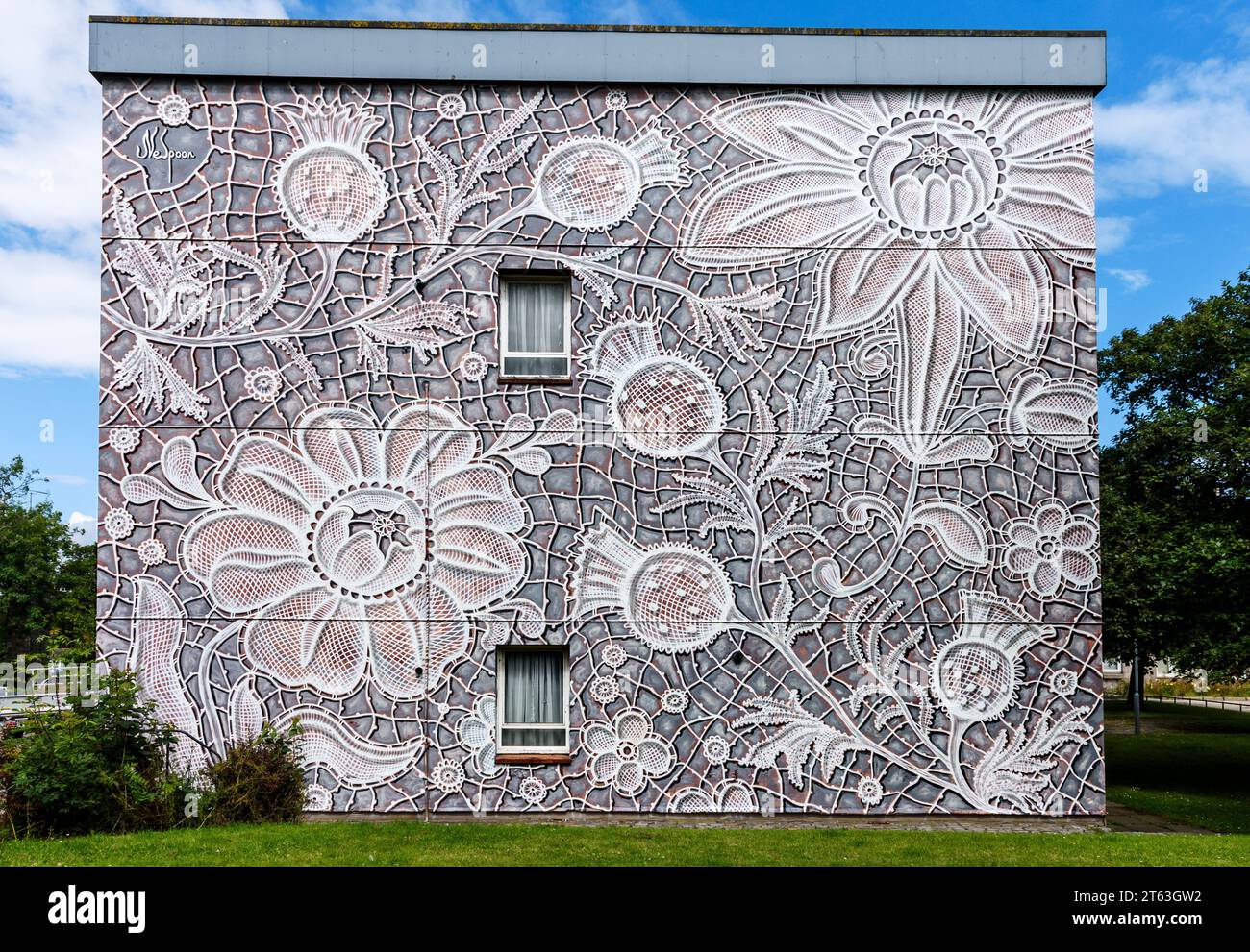Wandgemälde des polnischen Künstlers NeSpoon, an der Seite eines Wohnblocks, Whitehouse Street, Aberdeen, Schottland, Großbritannien Stockfoto