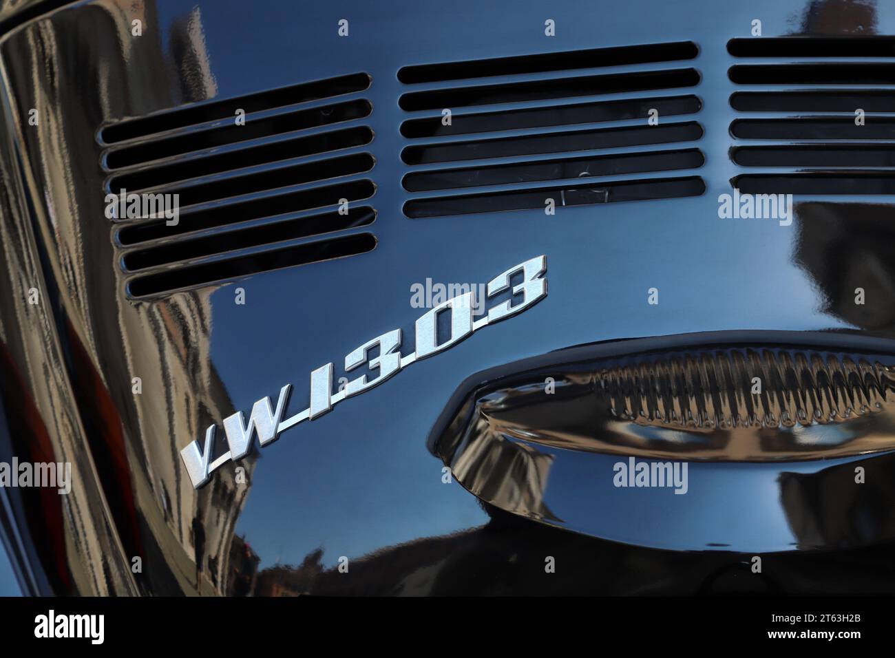 Deutschland, Jahr 1972, Volkswagen Beetle Metallic Emblem Modell VW1303, Oldtimer, Detail Stockfoto
