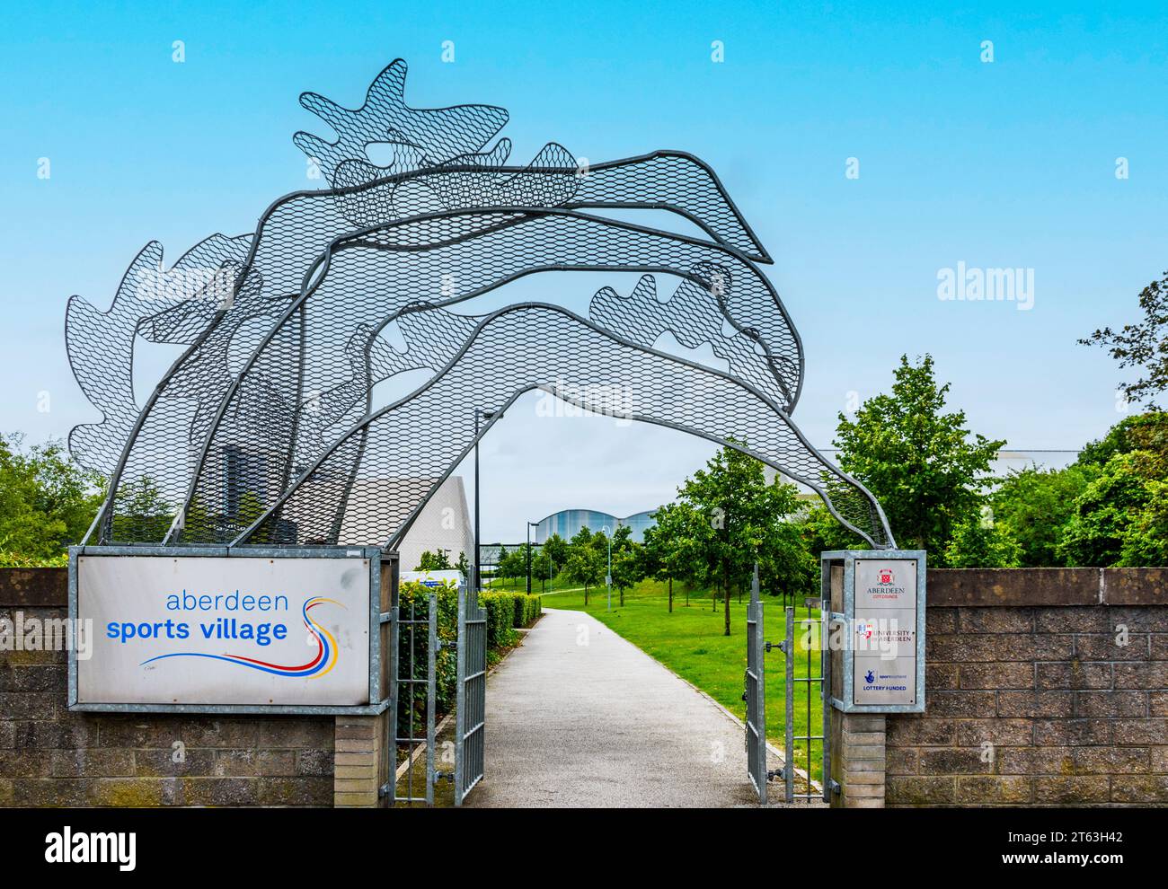 Skulptur mit Schwimmbeinen am Eingang zum Aberdeen Sports Village and Aquatics Centre, Aberdeen, Schottland, Großbritannien Stockfoto