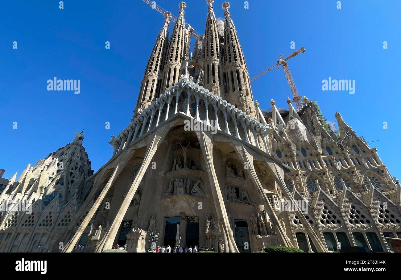 Ultrabreiter Winkel von vorne auf Barcelonas römisch-katholische Kirche La Sagrada Familia. Der architektonische Stil ist katalanische Moderne mit spanischer Gotik Stockfoto