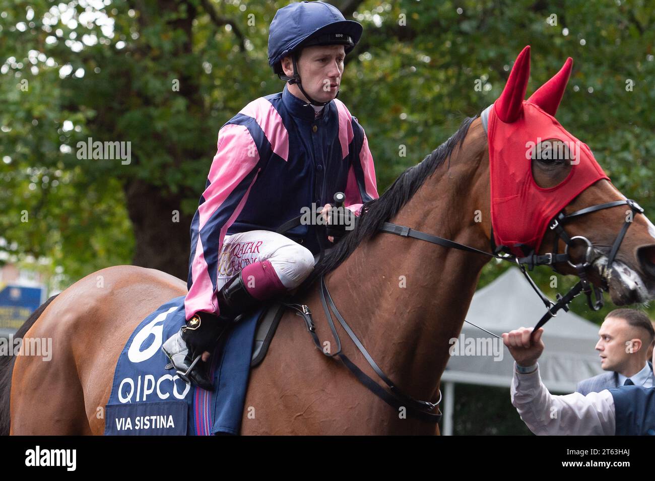 Ascot, Berkshire, Großbritannien. Oktober 2023. Das Pferd Via Sistina (IRE), das von Jockey Oisin Murphy geritten wird, begibt sich auf die Rennstrecke für das QIPCO British Champion Stakes (Klasse 1) (British Champions Middle Distance) (Gruppe 1) auf der Ascot Racecourse am British Champions Day. Eigentümer R G Hillen. Trainer George Boughey, Newmarket. Züchter Wäscherei Cottage Stud Farm. Kredit: Maureen McLean/Alamy Stockfoto