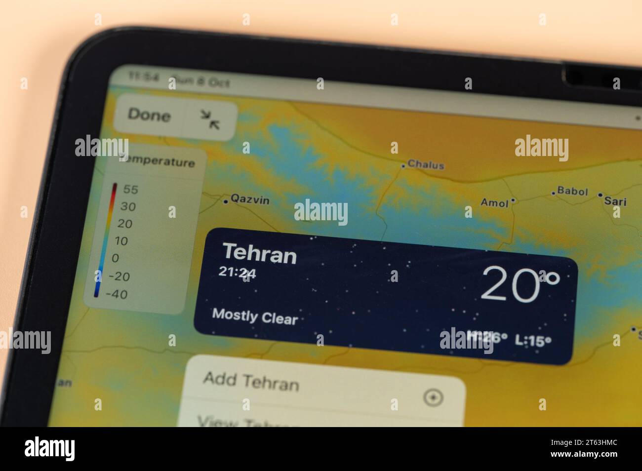 New York, USA – 8. Oktober 2023: Überprüfung der Temperatur in Teheran mit der Online-App ipad Tablet-Bildschirm aus nächster Nähe Stockfoto