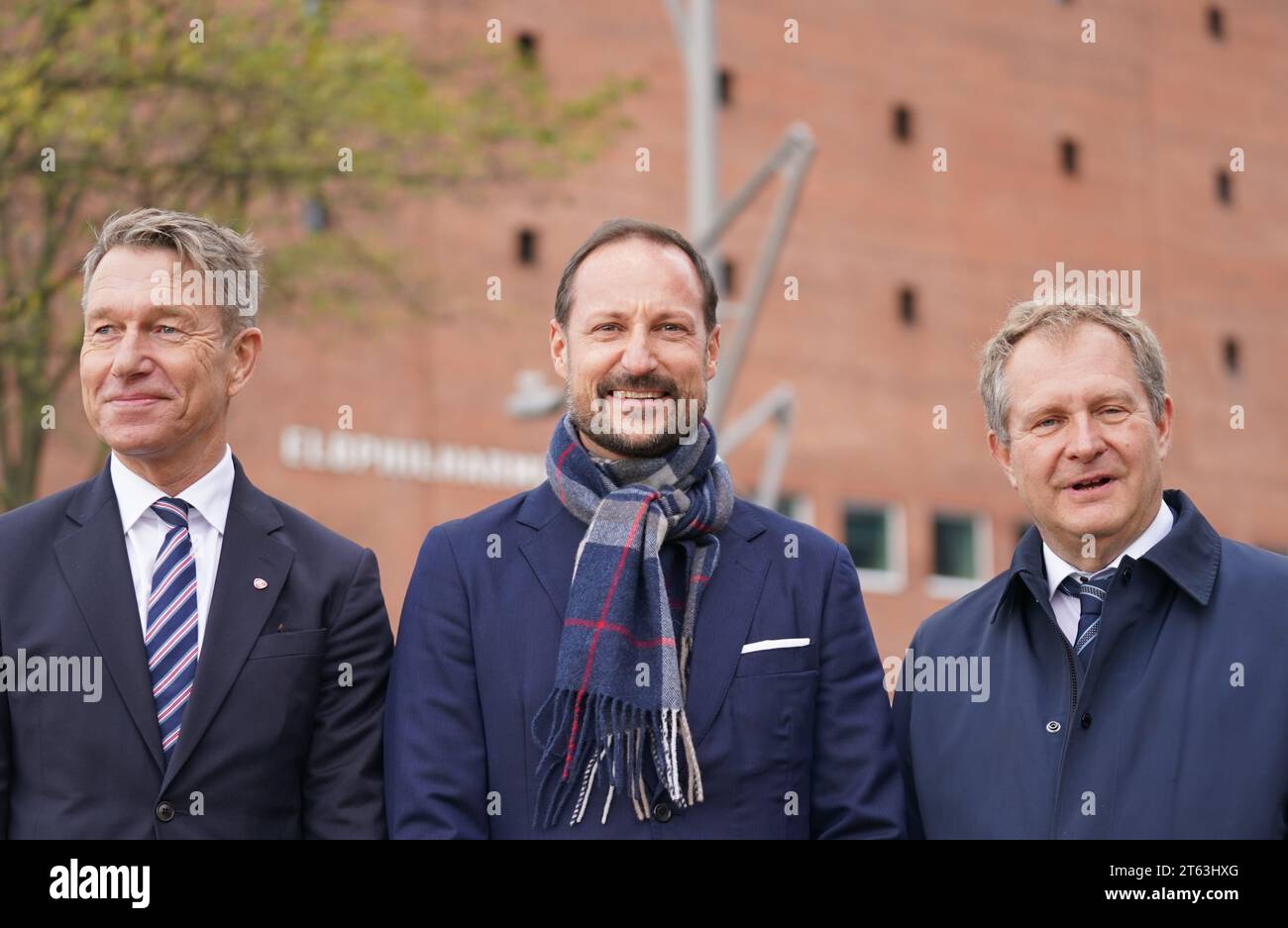 Hamburg, Deutschland. November 2023. Der norwegische Kronprinz Haakon (M) steht mit Jens Kerstan (r, Allianz 90/die Grünen), Senator für Umwelt, Klima, Energie und Landwirtschaft in Hamburg, und Terje Aasland, Energieminister Norwegens, vor der Elbphilharmonie. Der norwegische Kronprinz ist zu einem viertägigen Besuch nach Deutschland gekommen. Quelle: Marcus Brandt/dpa/Alamy Live News Stockfoto