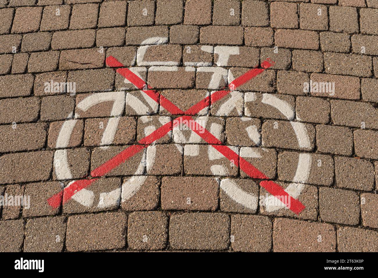 Keine Fahrräder erlaubt, gemaltes Verbotsschild für Fahrräder auf Kopfsteinpflaster Stockfoto