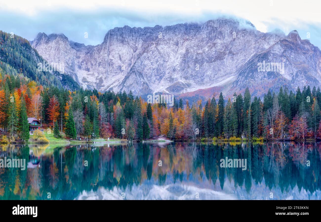 Wunderschöner Blick auf den berühmten Superior Fusine See mit Mount Mangart im Hintergrund bei Sonnenaufgang, Tarvisio, Italien. Stockfoto
