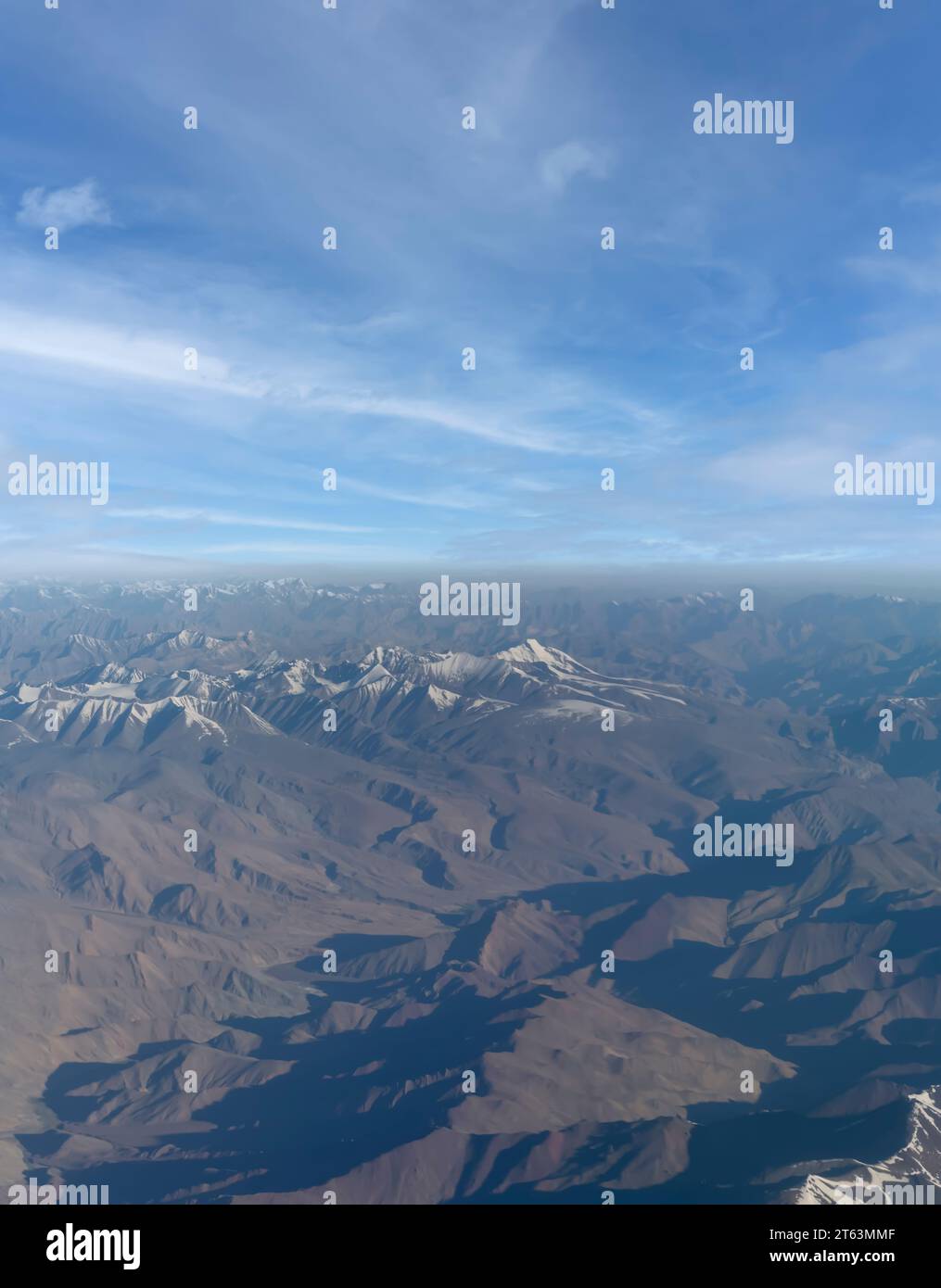 Ein Luftbild der kargen Bergwelt des Zanskar Spektrum der inneren Himalaja in Indien. Spotty monsunwolken sind über die Landschaft verteilt. Stockfoto
