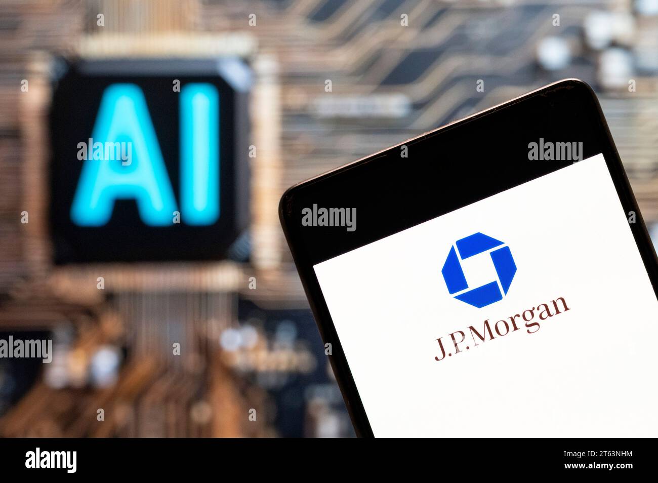 China. November 2023. In dieser Fotoabbildung wird das Logo des amerikanischen multinationalen Investmentbanken- und Finanzdienstleistungsunternehmens J.P. Morgan (NYSE: JPM) auf einem Smartphone mit einem KI-Chip und einem Symbol im Hintergrund dargestellt. Quelle: SOPA Images Limited/Alamy Live News Stockfoto