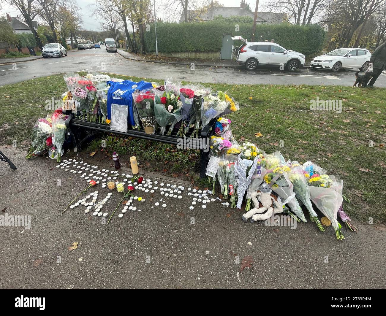 Tribute hinterließen auf einer Bank in der Broadgate Lane, Horsforth, nach dem Tod eines 15-jährigen Jungen namens Alfie Lewis, der am Dienstagnachmittag in der Gegend von Horsforth in Leeds angegriffen wurde, als Kinder zwei nahe gelegene Schulen verließen. Die ehemalige Schule eines Teenagers, der starb, nachdem er erstochen wurde, sagte, sie sei „überwältigt von der Freundlichkeit und Unterstützung, die nach dem „tragischen Verlust“ geboten wurde. Bilddatum: Mittwoch, 8. November 2023. Stockfoto