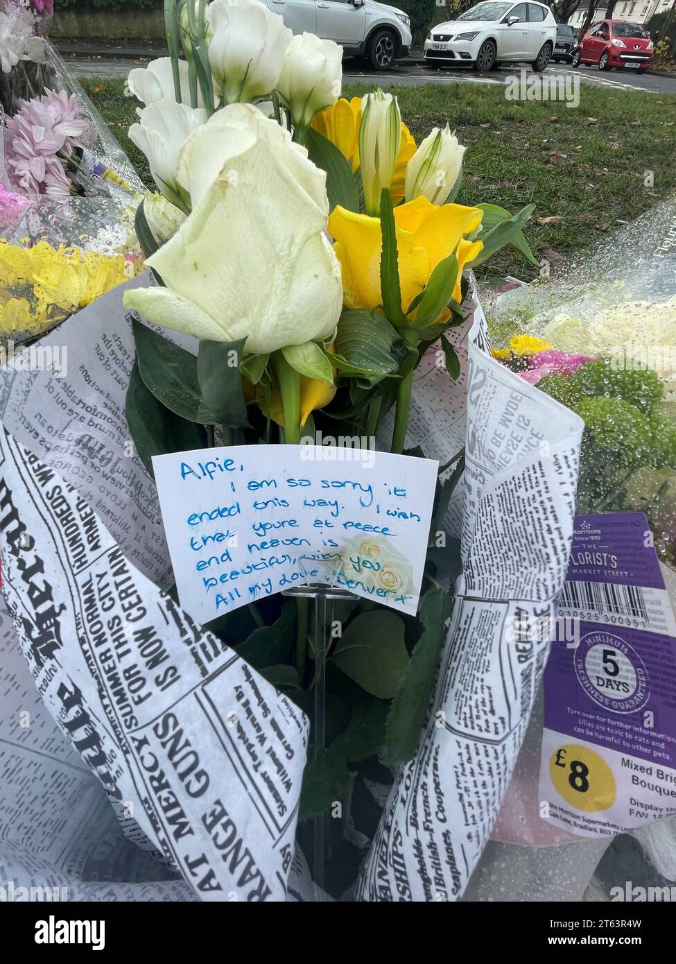 Tribute hinterließen auf einer Bank in der Broadgate Lane, Horsforth, nach dem Tod eines 15-jährigen Jungen namens Alfie Lewis, der am Dienstagnachmittag in der Gegend von Horsforth in Leeds angegriffen wurde, als Kinder zwei nahe gelegene Schulen verließen. Die ehemalige Schule eines Teenagers, der starb, nachdem er erstochen wurde, sagte, sie sei „überwältigt von der Freundlichkeit und Unterstützung, die nach dem „tragischen Verlust“ geboten wurde. Bilddatum: Mittwoch, 8. November 2023. Stockfoto