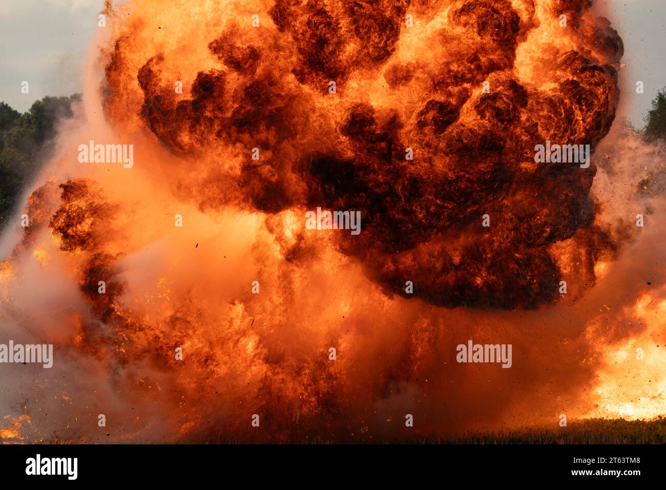 Feuerexplosion bei der Nachstellung des 2. Weltkriegs. Stockfoto