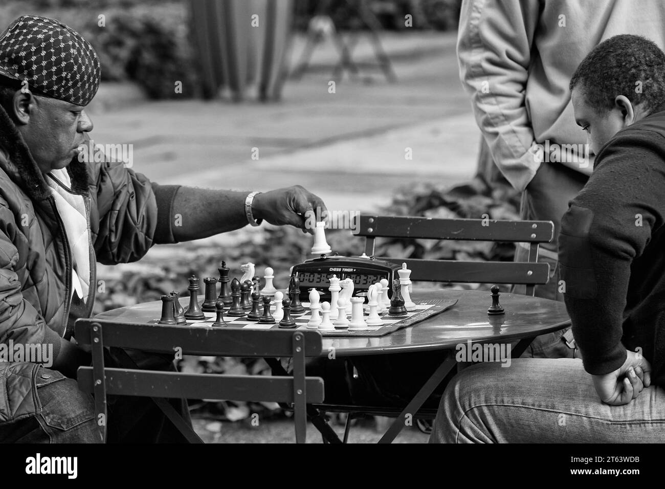 Schwarz-Weiß-Foto Von Zwei Afroamerikanischen Männern, Die Schach Im Bryant Park Spielen. Stockfoto