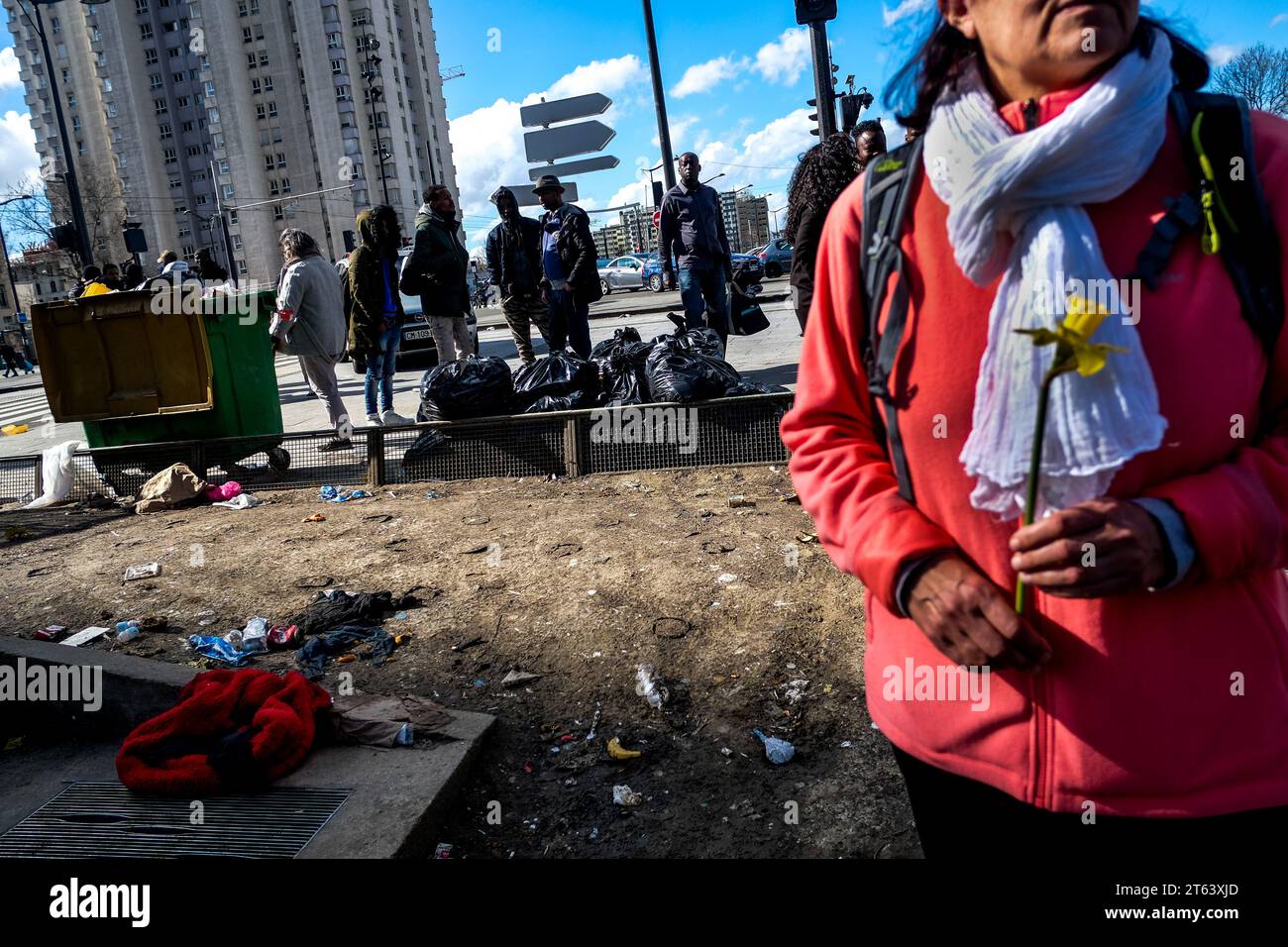 Michael Bunel/Le Pictorium - Exil im Land der Menschenrechte - 12/03/2018 - Frankreich/Ile-de-France (Region)/Paris - Eine Reihe von Migranten und Flüchtlingen versammelte sich um den Ort, an dem Karim Ibrahim, ein junger sudanesischer Migrant, bei einer Hommage an ihn heute tot aufgefunden wurde. Er starb in der Nähe des ersten Aufnahmezentrums für Migranten, das im November 2016 von der Stadt Paris eingerichtet und von Emmaus verwaltet wurde. März 2018. Paris. Frankreich. Im Oktober 2015 legte die Gemeinde achtzehn Verpflichtungen in einem Dokument mit dem Titel "Mobilisierung der Pariser Gemeinschaft zur Aufnahme von Flüchtlingen" vor. Das Do Stockfoto