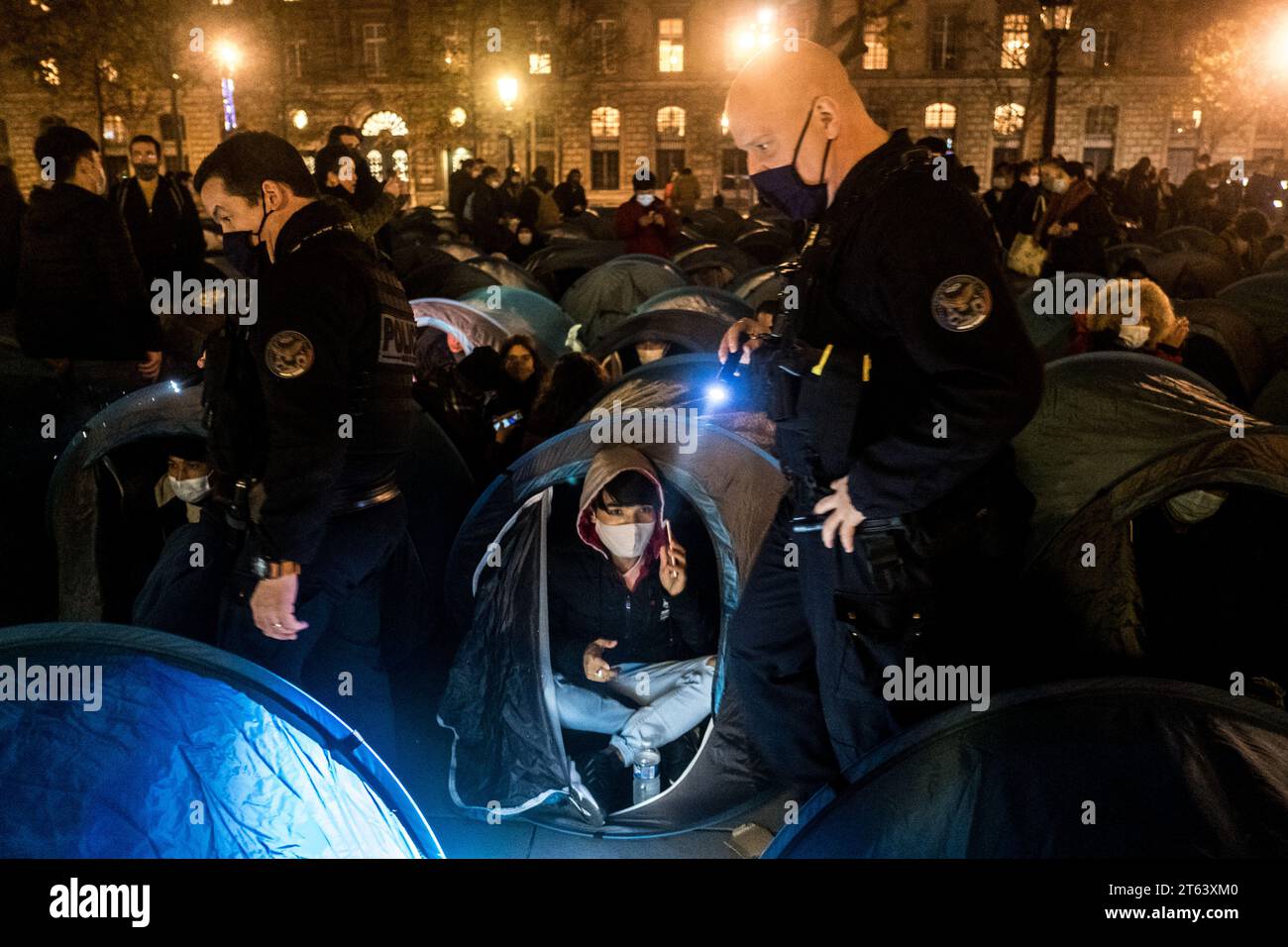 Michael Bunel/Le Pictorium - Exil im Land der Menschenrechte - 23/11/2020 - Frankreich/Ile-de-France (Region)/Paris - als Reaktion auf einen Aufruf der Vereinigung Utopia 56 kamen Hunderte von Flüchtlingen auf dem Place de la Republique zusammen, wo sie Hunderte von Zelten aufstellten. Die Aktion war eine Reaktion auf die Demontage des Lagers Saint Denis, das fast 800 Menschen nicht aufgenommen hatte. In weniger als einer Stunde intervenierte die Polizei und evakuierte das Lager gewaltsam. November 2020. Frankreich, Ile-de-France, Saint-Denis. Im Oktober 2015 legte die Gemeinde achtzehn Verpflichtungen in a d vor Stockfoto