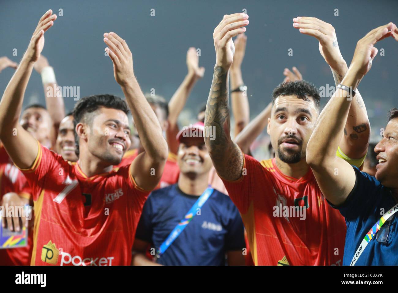 Die Spieler der Bashundhara Kings feiern, nachdem sie im AFC Cup 2023-24 in der Gruppe D in der Bashundhara Kings Arena gegen Mohun Bagan gewonnen haben Stockfoto