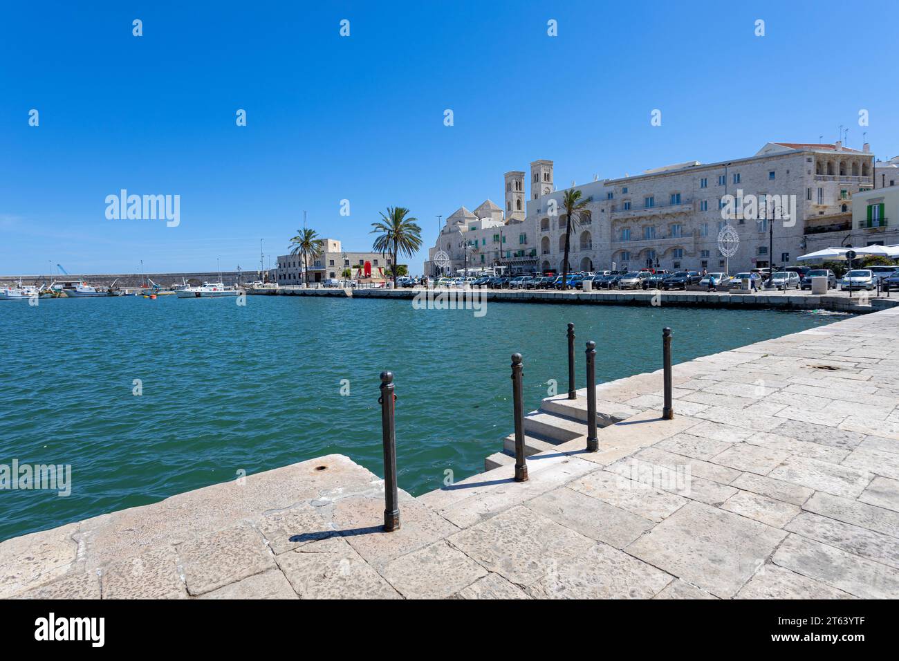 MOLFETTA, ITALIEN, 10. JULI 2022 - Blick auf die Fischerstadt Molfetta, Provinz Bari, Apulien, Italien Stockfoto