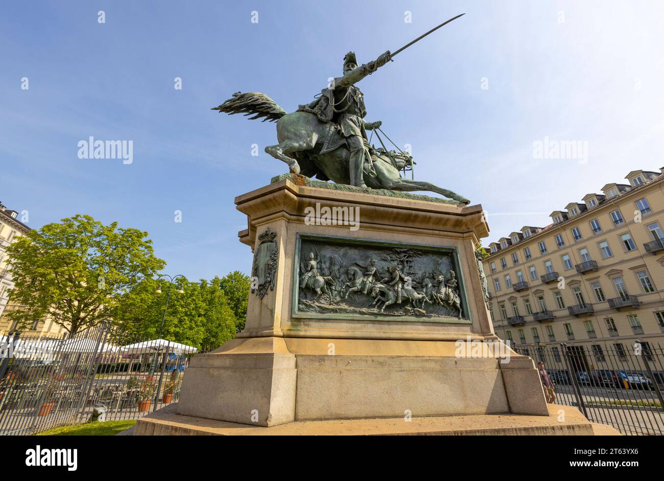 TURIN, ITALIEN, 11. APRIL 2023 - das Reiterdenkmal von Ferdinand von Savoyen auf dem Solferino-Platz in Turin (Turin), Italien Stockfoto