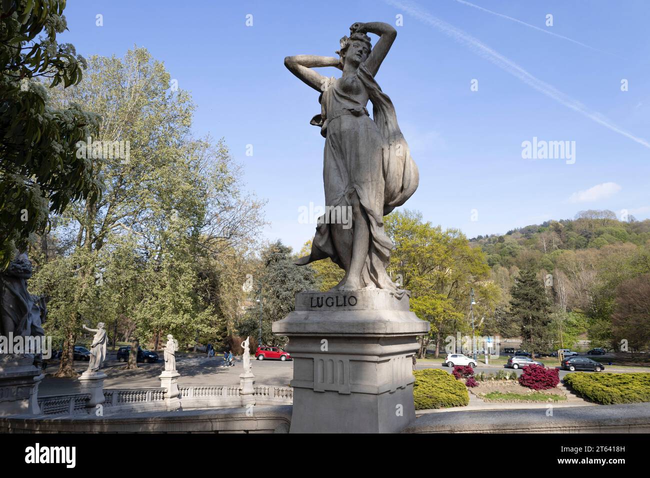 TURIN, ITALIEN, 11. APRIL 2023 - der Brunnen der 12 Monate in der Nähe des Valentino Parks in Turin (Turin), die Statue für den Monat Juli, Piemont Stockfoto