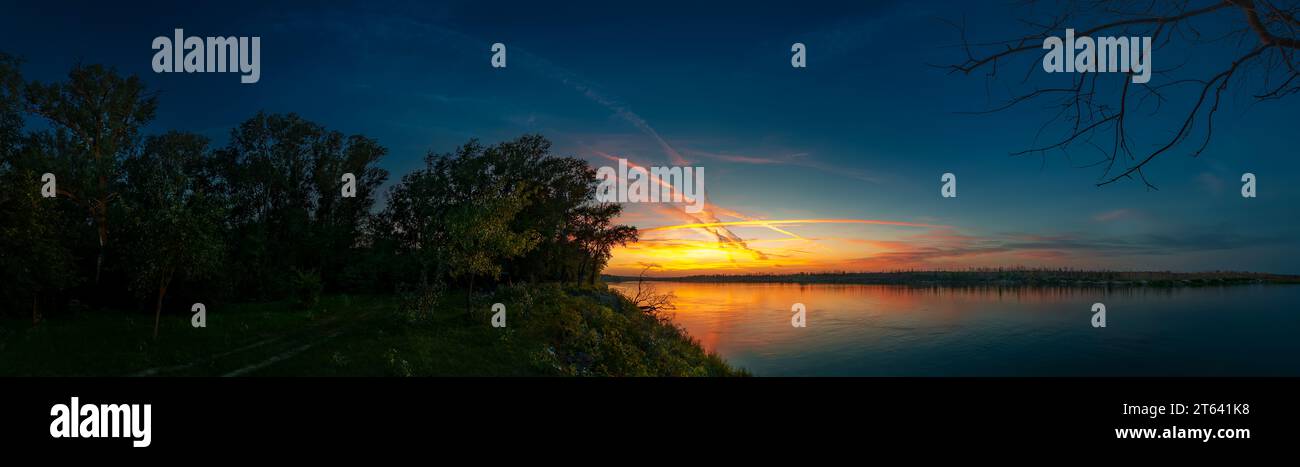 Sonnenuntergang mit Spuren von Flugzeugen im Naturpark „Donskoy“. Wolgograd. Russland Stockfoto