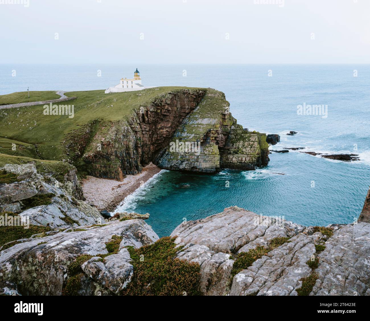 Stoer Ligthouse an der Westküste Schottlands von den Klippen aus gesehen. Stockfoto