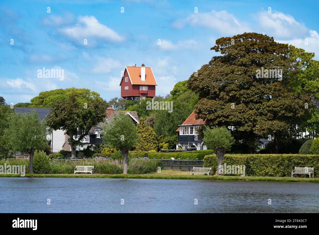 Das berühmte Haus in den Wolken überblickt die Meare im Dorf Thorpeness an der Küste von Suffolk, Großbritannien Stockfoto