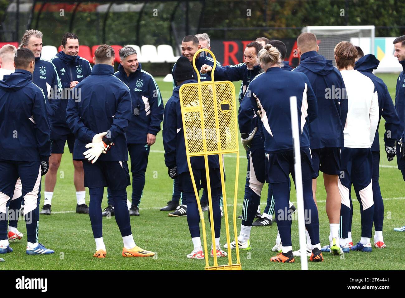 AMSTERDAM - Ajax-Trainer John va't Schip während des MD-1-Trainings vor dem Spiel der UEFA Europa League Gruppe B gegen Brighton & Hove Albion FC im Sportkomplex de Toekomst am 8. November 2023 in Amsterdam. ANP VINCENT JANNINK Stockfoto