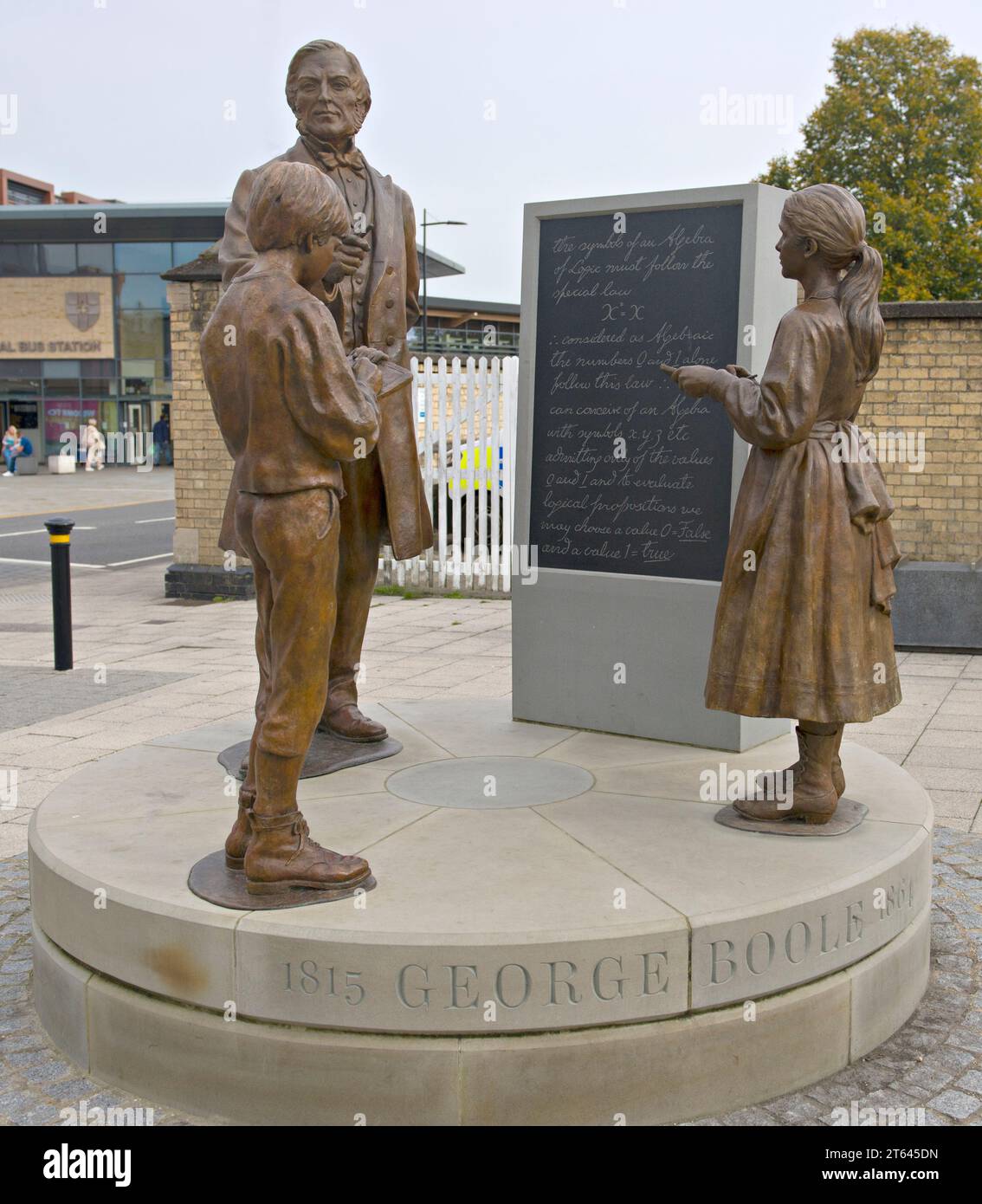 Eine Bronzestatue von George Boole, Mathematiker mit Studenten, befindet sich auf dem Vorplatz des Bahnhofs Lincoln, entworfen von Antony Dufort Stockfoto