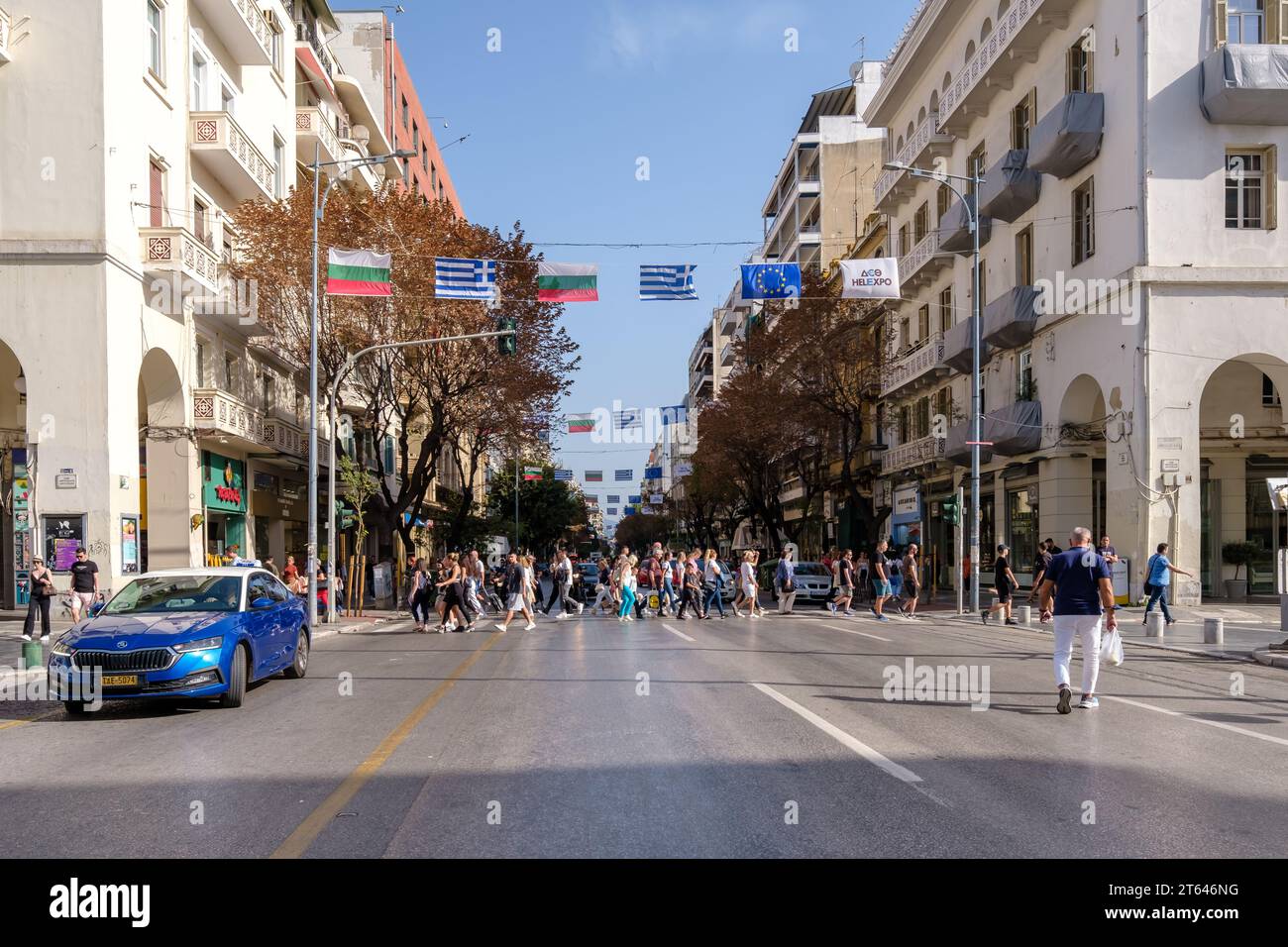 Thessaloniki, Griechenland - 22. September 2023 : Blick auf die Tsimiski-Straße, eine wichtige Einkaufsstraße in Thessaloniki, Griechenland Stockfoto