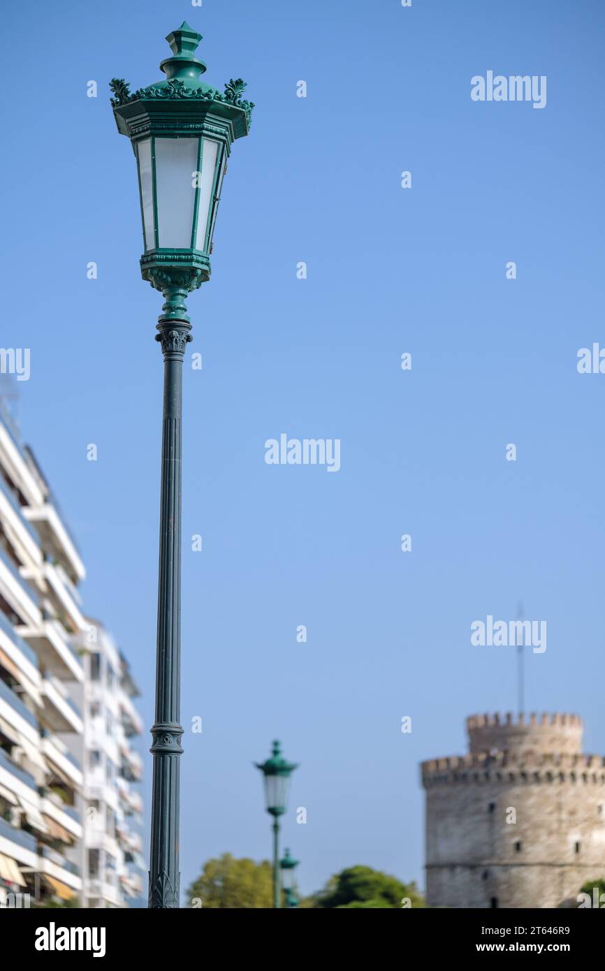 Blick auf eine Laterne, Wohngebäude und den berühmten Weißen Turm, auch bekannt als Lefkos Pyrgos in Thessaloniki Griechenland Stockfoto