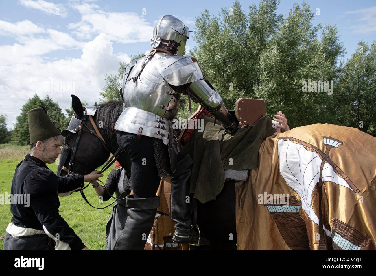 Ritter auf glänzendem Rüstungsturnier Stockfoto