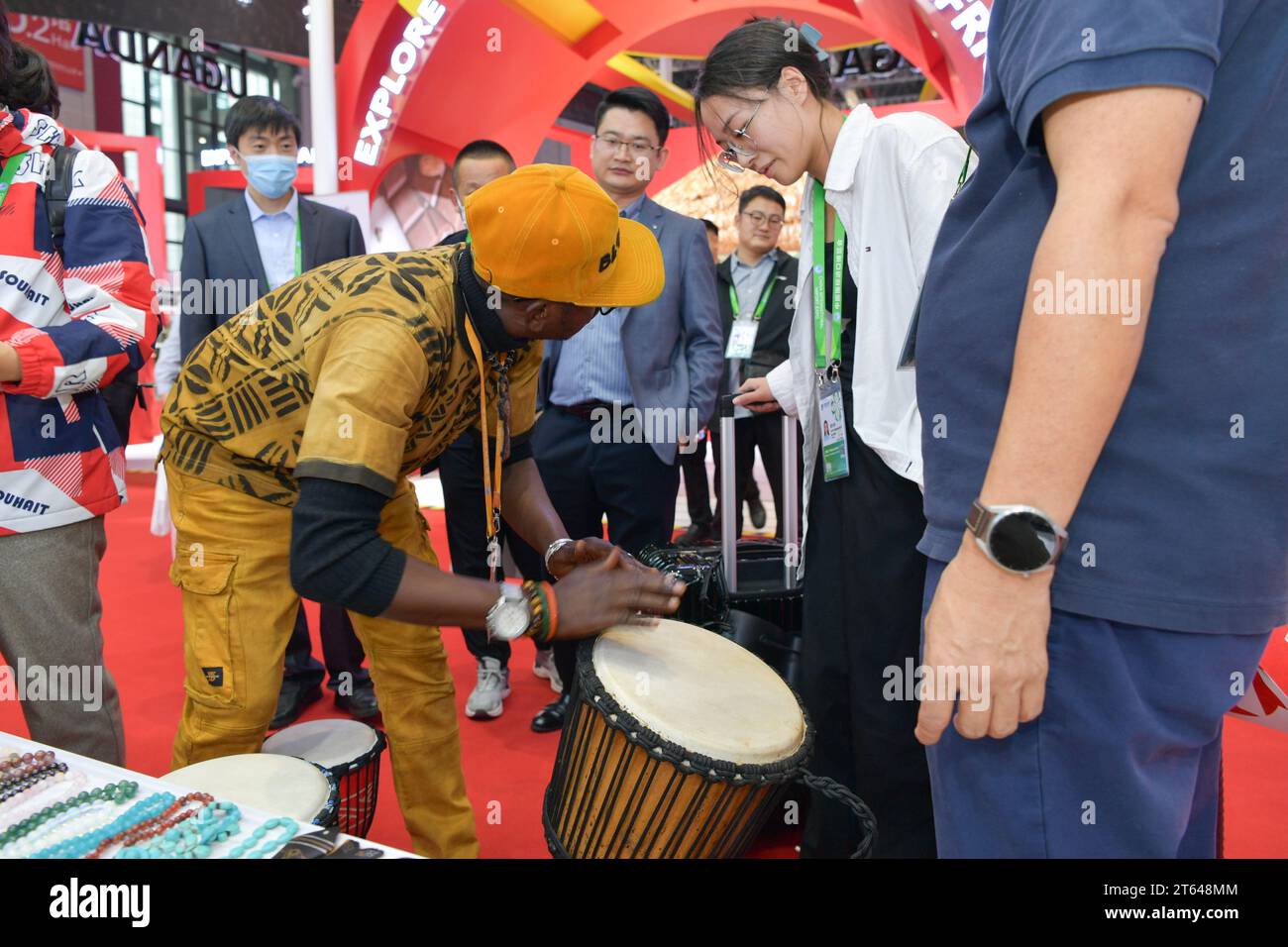 Shanghai. November 2023. Ein Aussteller demonstriert, wie er afrikanische Trommel am Stand von Mali in der Country Exhibition auf der 6. China International Import Expo (CIIE) im ostchinesischen Shanghai am 8. November 2023 präsentiert. Die 6. CIIE hat rund 100 Unternehmen aus 30 am wenigsten entwickelten Ländern kostenlose Verkaufsstände und andere unterstützende Maßnahmen zur Verfügung gestellt. Quelle: Meng Tao/Xinhua/Alamy Live News Stockfoto