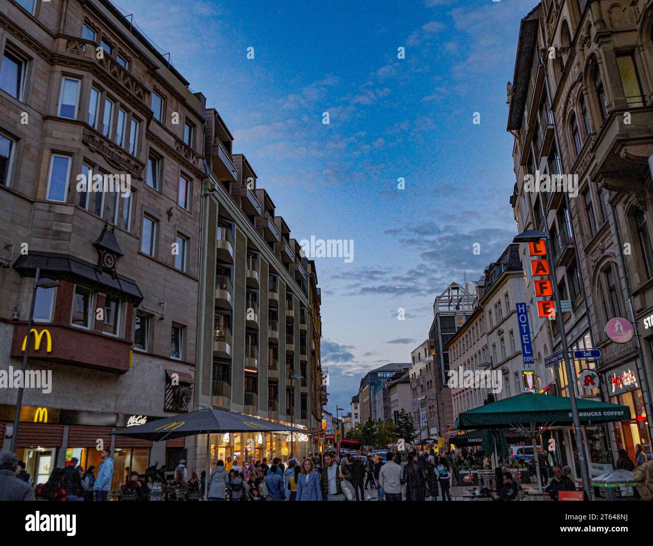 Entdecken Sie das Herz Europas: Eine visuelle Reise durch Frankfurts Charme. Von historischen Wahrzeichen bis zu modernen Wunderwerken – tauchen Sie ein in die lebendigen Wandteppiche Stockfoto