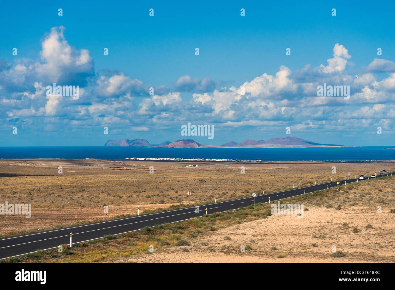 Spanien, Kanarische Inseln, La Graciosa: Panoramablick auf die Insel Graciosa und Caleta de Famara von Lanzarote Stockfoto