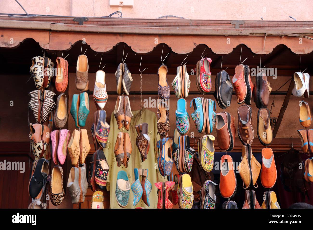 Schuhe zum Verkauf im Souk Marrakesch, Marokko Stockfoto