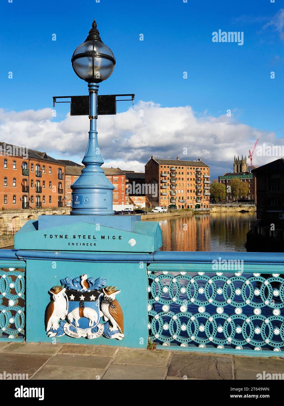 Lampenstandard und Leeds Wappen auf der Leeds Bridge über den Fluss Aire Leeds West Yorkshire England Stockfoto