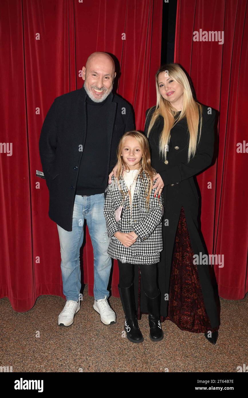 Rom, Italien. November 2023. Rom, Quirino Theater vor der Theatershow ' Oggi Sposi. Herzliches Beileid ', auf dem Foto: Maurizio Battista mit Alessandra Moretti und seiner Tochter Credit: Independent Photo Agency/Alamy Live News Stockfoto