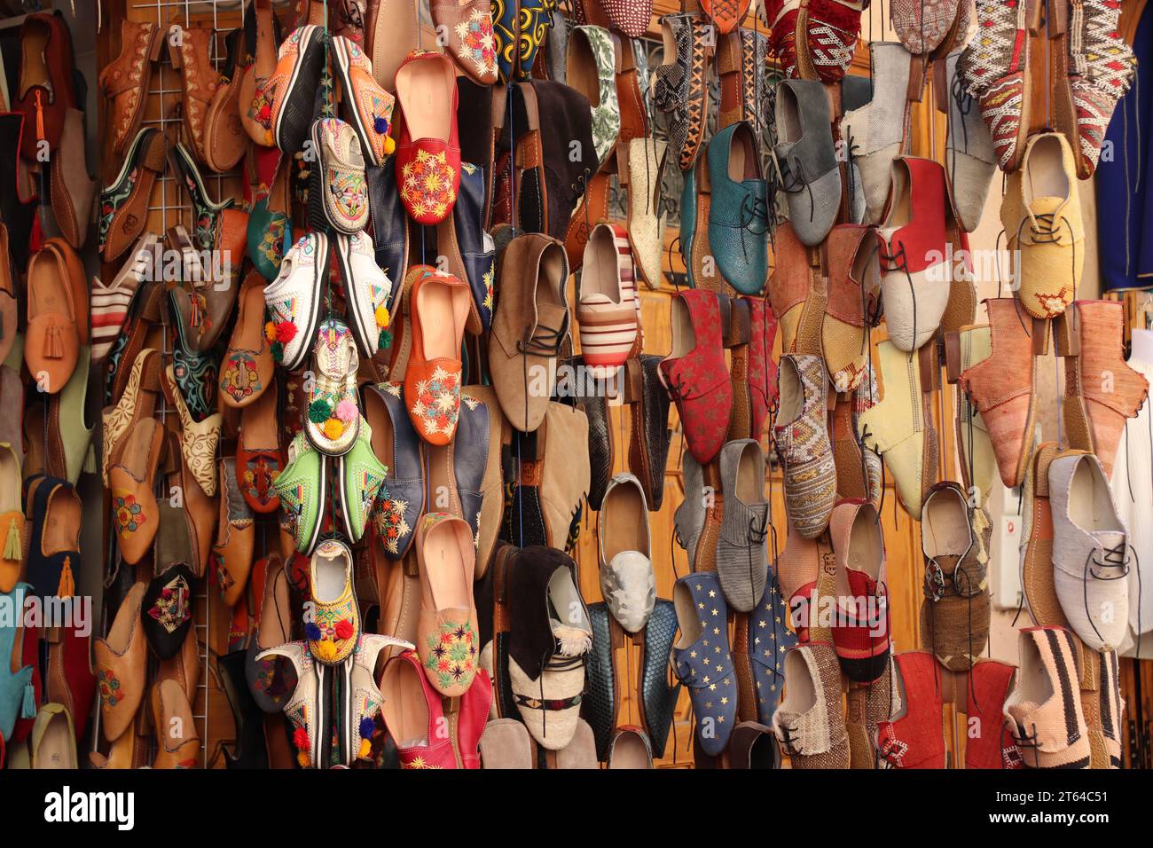 Schuhe zum Verkauf im Souk Marrakesch, Marokko Stockfoto
