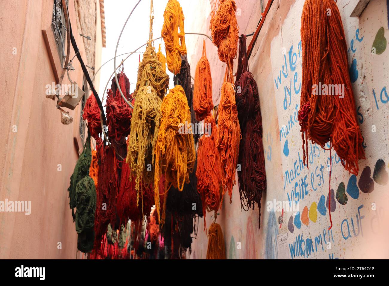 Gefärbte Wolle trocknen in der Soaq Marrakesch, Marokko Stockfoto