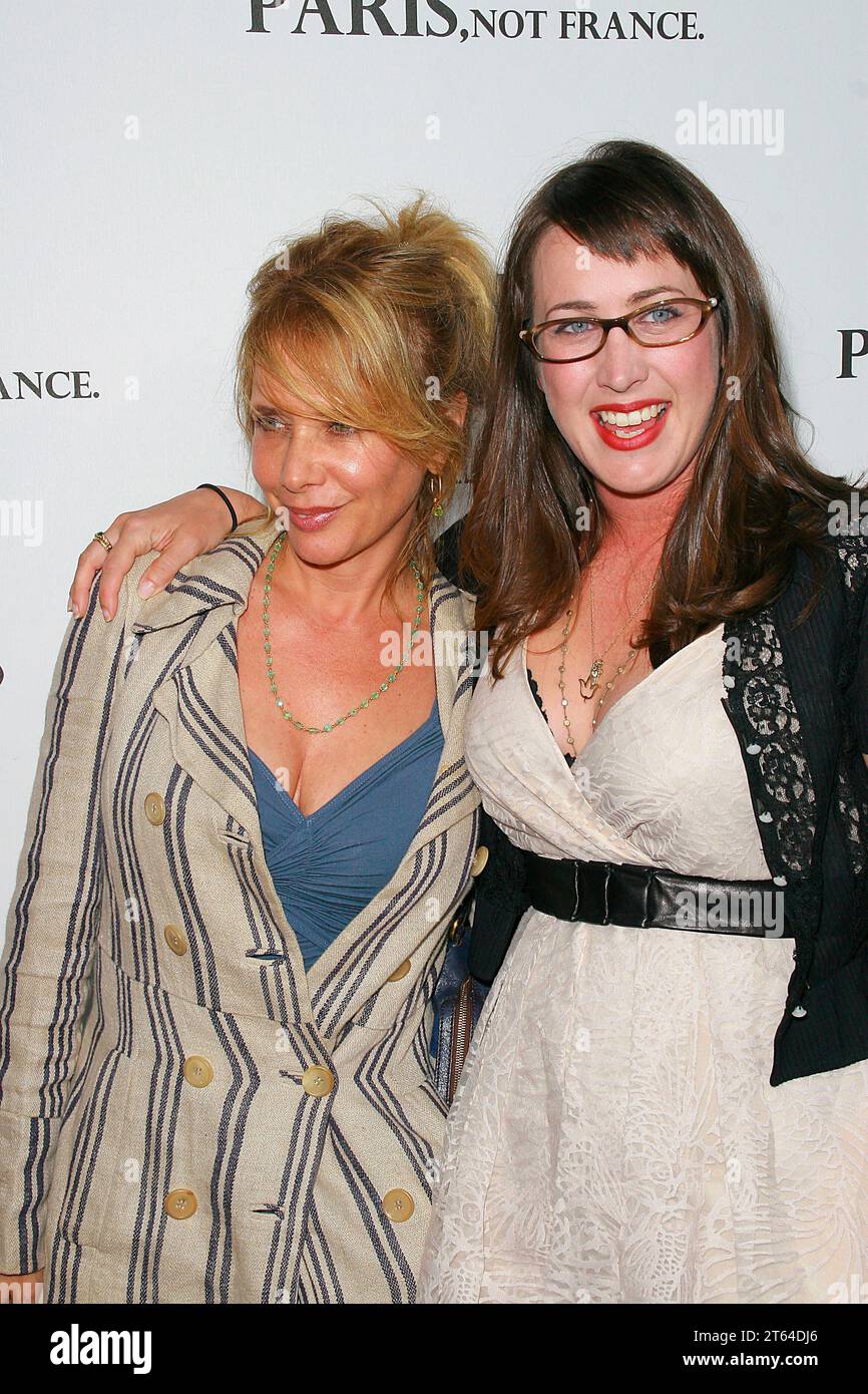 Rosanna Arquette und Regisseurin Adria Petty bei der Sondervorführung des Dokumentarfilms "Paris, Not France" - Ankünfte im Majestic Crest Theater in Westwood, CA. 22. Juli 2009. Foto: Joseph Martinez / Picturelux Stockfoto