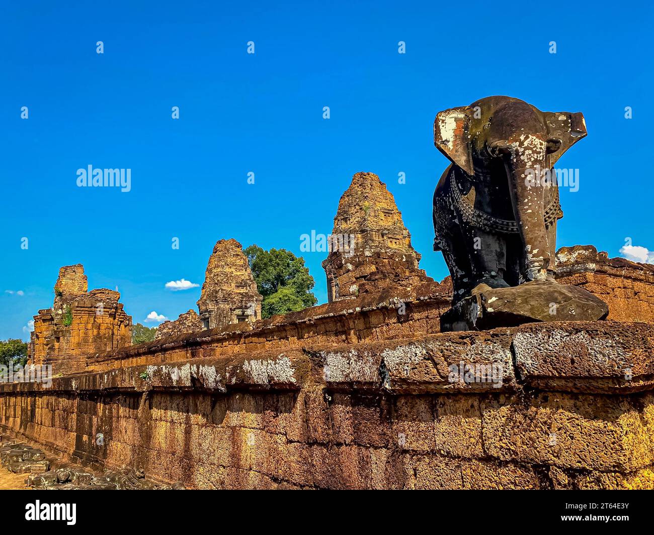 Der East Mebon Mount Temple wurde zu Ehren des Gottes Shiva errichtet, einem Tempel der Khmer-Zivilisation, der sich auf dem Territorium von Angkor in Kambodscha befindet Stockfoto