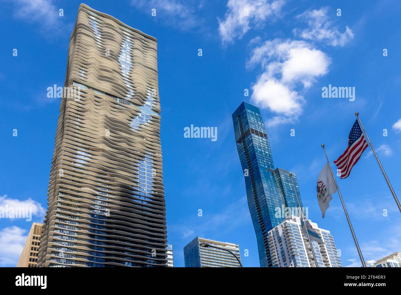 Radisson Blu Aqua Hotel und Wanda Vista Tower. Die St. Regis Chicago (früher Vista Tower, früher Wanda Vista Tower, früher 375 E. Wacker) ist ein Wolkenkratzer in Chicago. Das Gebäude befindet sich am East Wacker Drive, am nördlichen Ende des Chicago Loop. Chicago, Usa Stockfoto