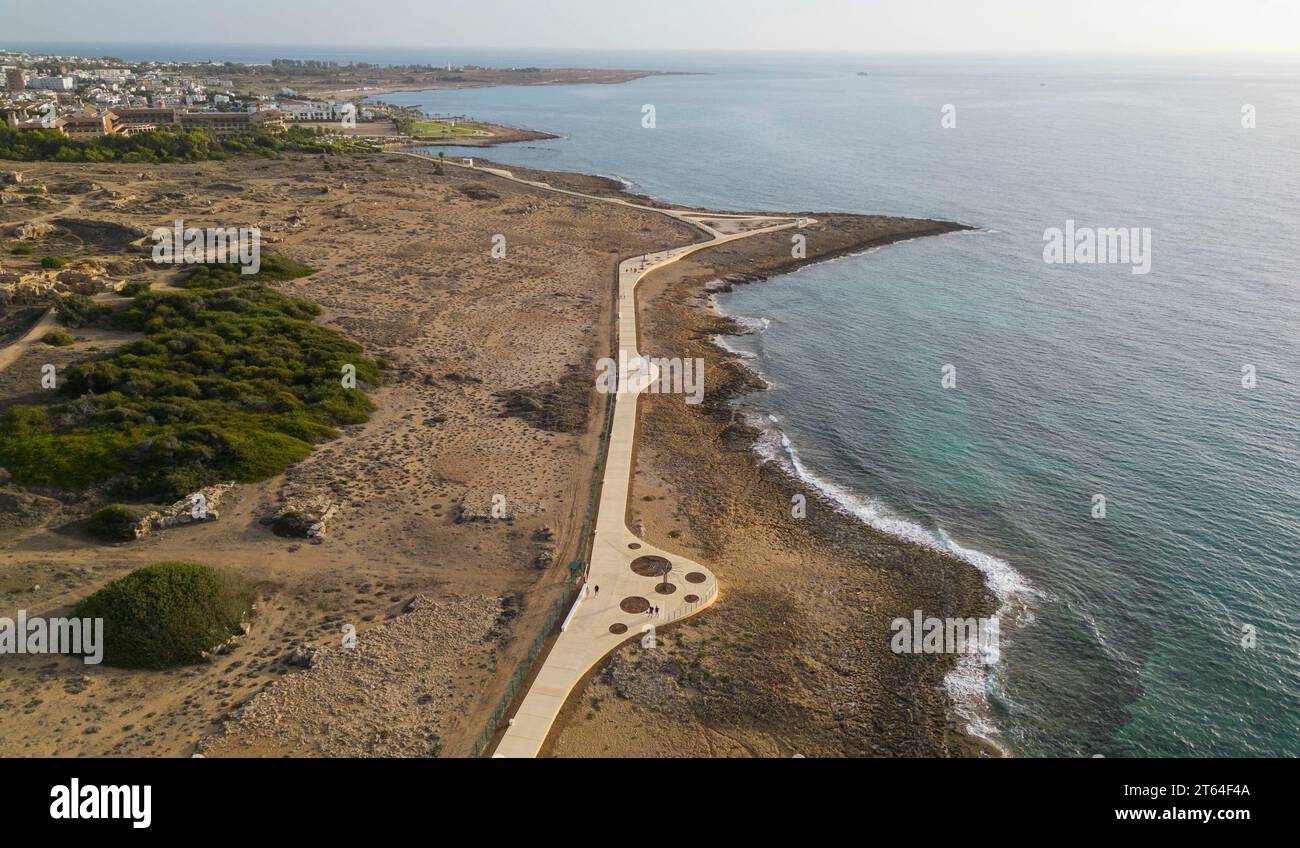 Drohnenansicht des neuen Paphos Küstenweges, Paphos, Zypern. Stockfoto