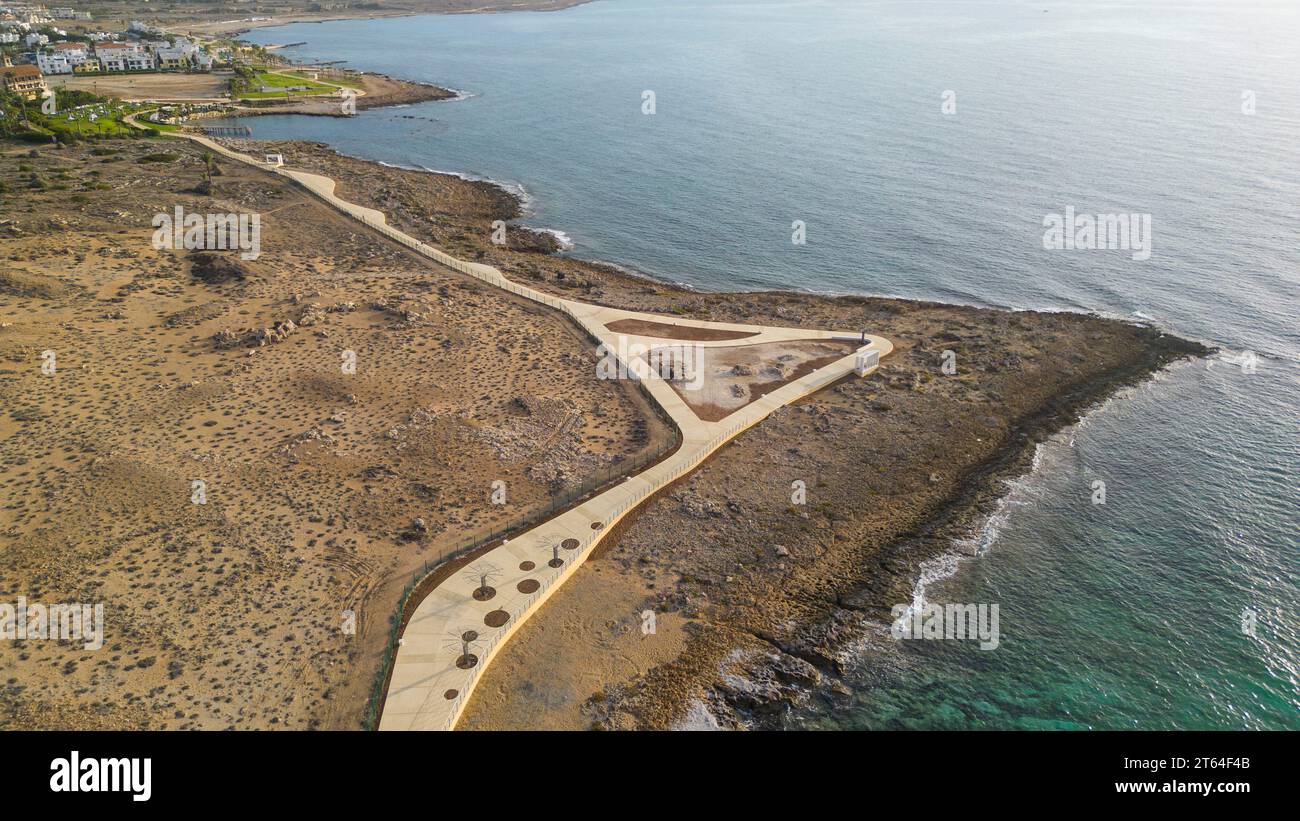 Drohnenansicht des neuen Paphos Küstenweges, Paphos, Zypern. Stockfoto