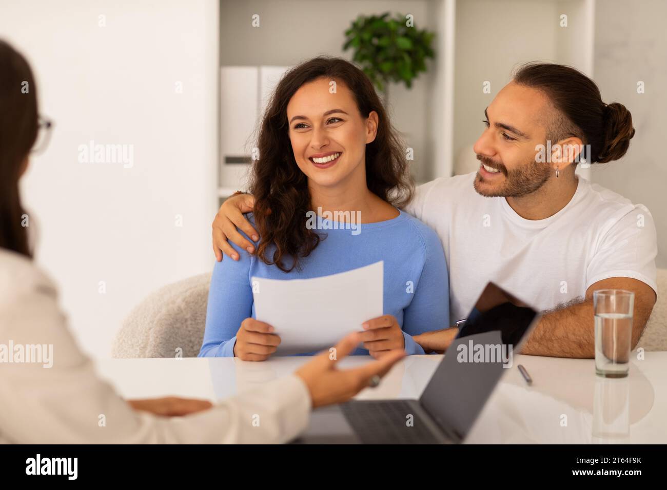 Glückliches junges Paar hat positive Ergebnisse der Untersuchung bekommen Stockfoto