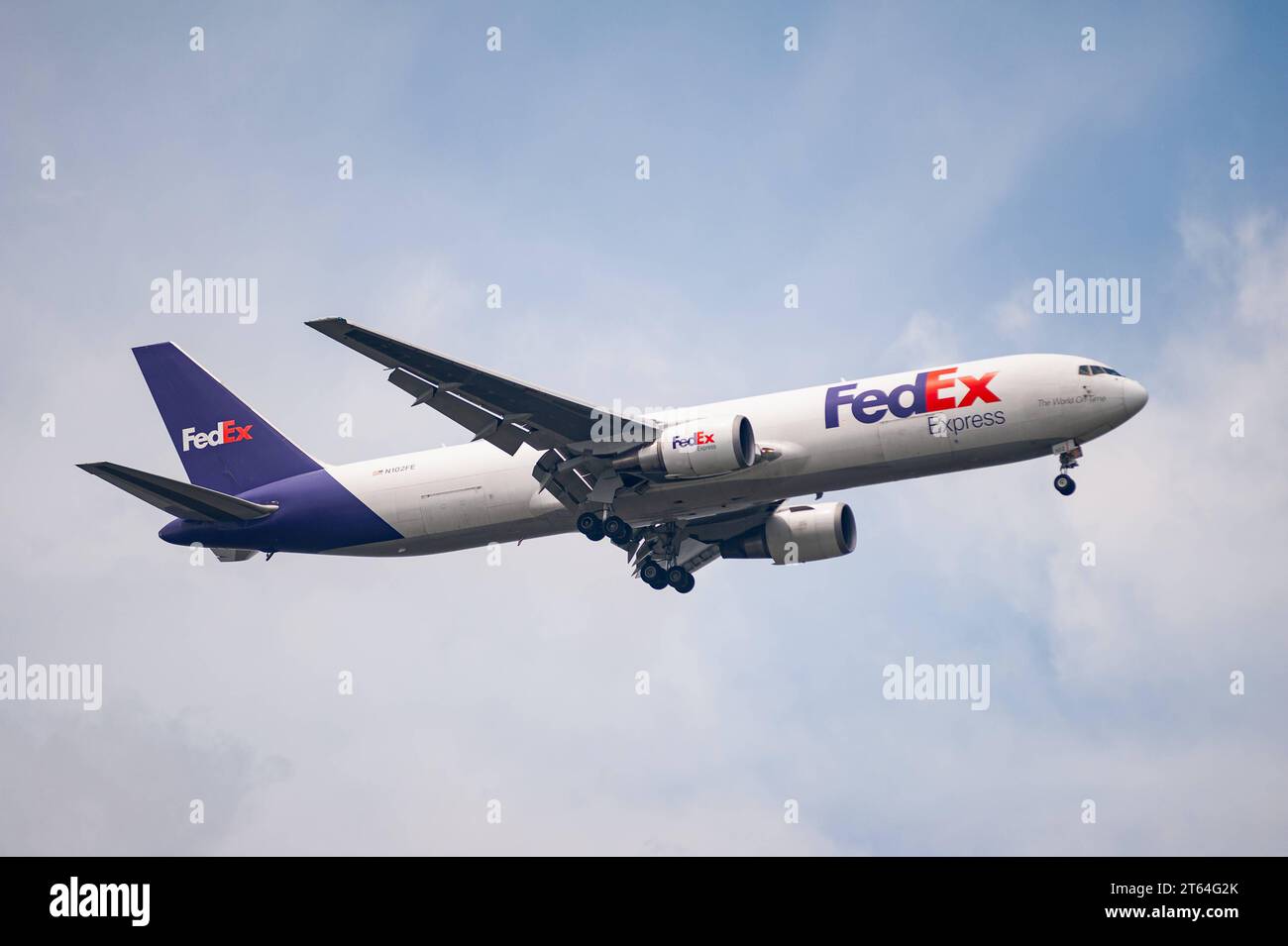 26.07.2023, Singapur, Republik Singapur, Asien - ein Frachtflugzeug der amerikanischen Fluggesellschaft Federal Express FedEx vom Typ Boeing 767-300F mit der Registrierung N102FE im Landeanflug auf den internationalen Flughafen Changi. *** 26 07 2023, Singapur, Republik Singapur, Asien Ein Frachtflugzeug der Boeing 767 300F Federal Express FedEx mit der Registrierung N102FE nähert sich Changi International Airport Credit: Imago/Alamy Live News Stockfoto