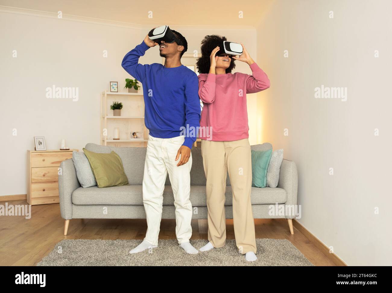 Das afroamerikanische Paar genießt zu Hause innovative VR-Gaming-Session Stockfoto
