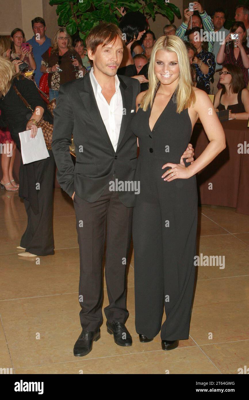 Ken Paves und Jessica Simpson bei der Operation Smile Gala. Ankunft im Beverly Hilton Hotel in Beverly Hills, CA, 2. Oktober 2009. Foto: Joseph Martinez / Picturelux Stockfoto