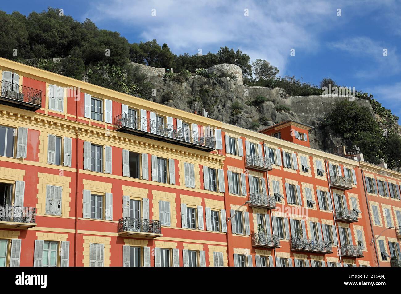 Hotel im Quai Rauba Capeu unterhalb des Schlosshügels in Nizza Stockfoto