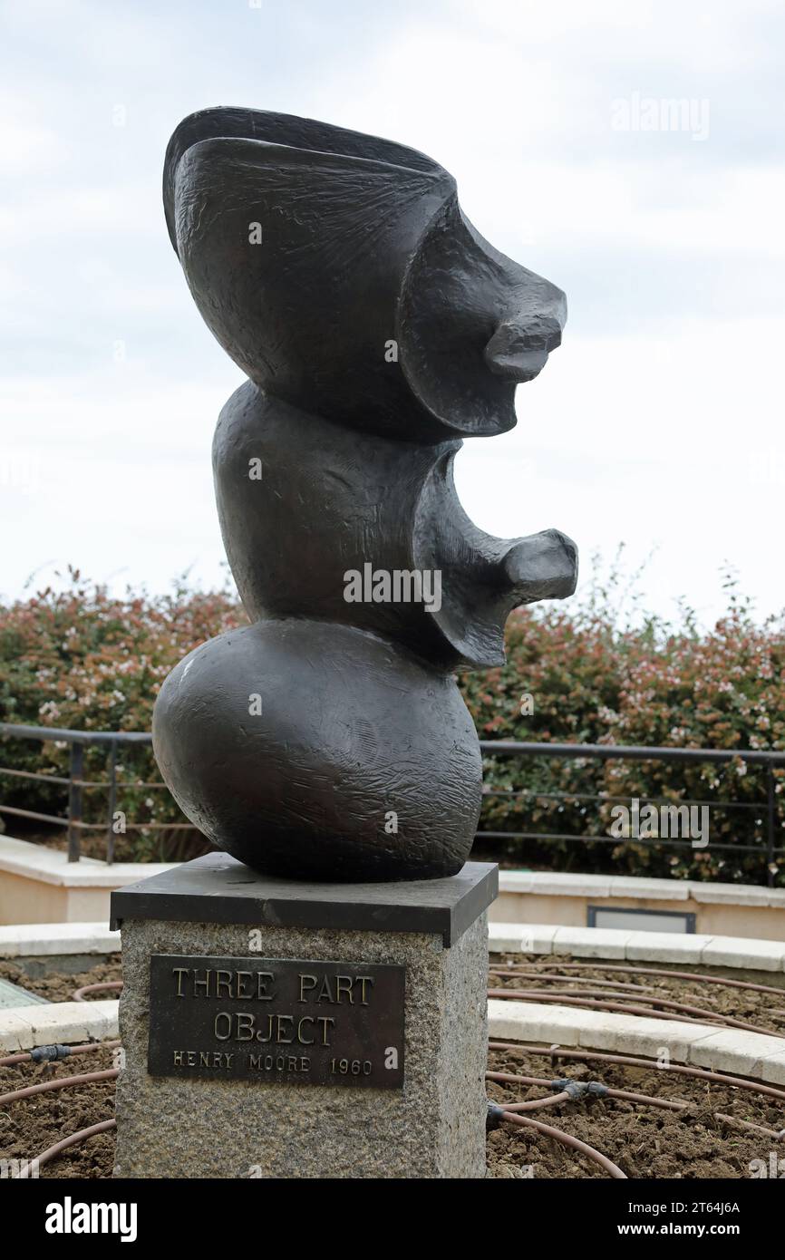 Dreiteilige Bronzeskulptur von Henry Moore in Monaco Stockfoto