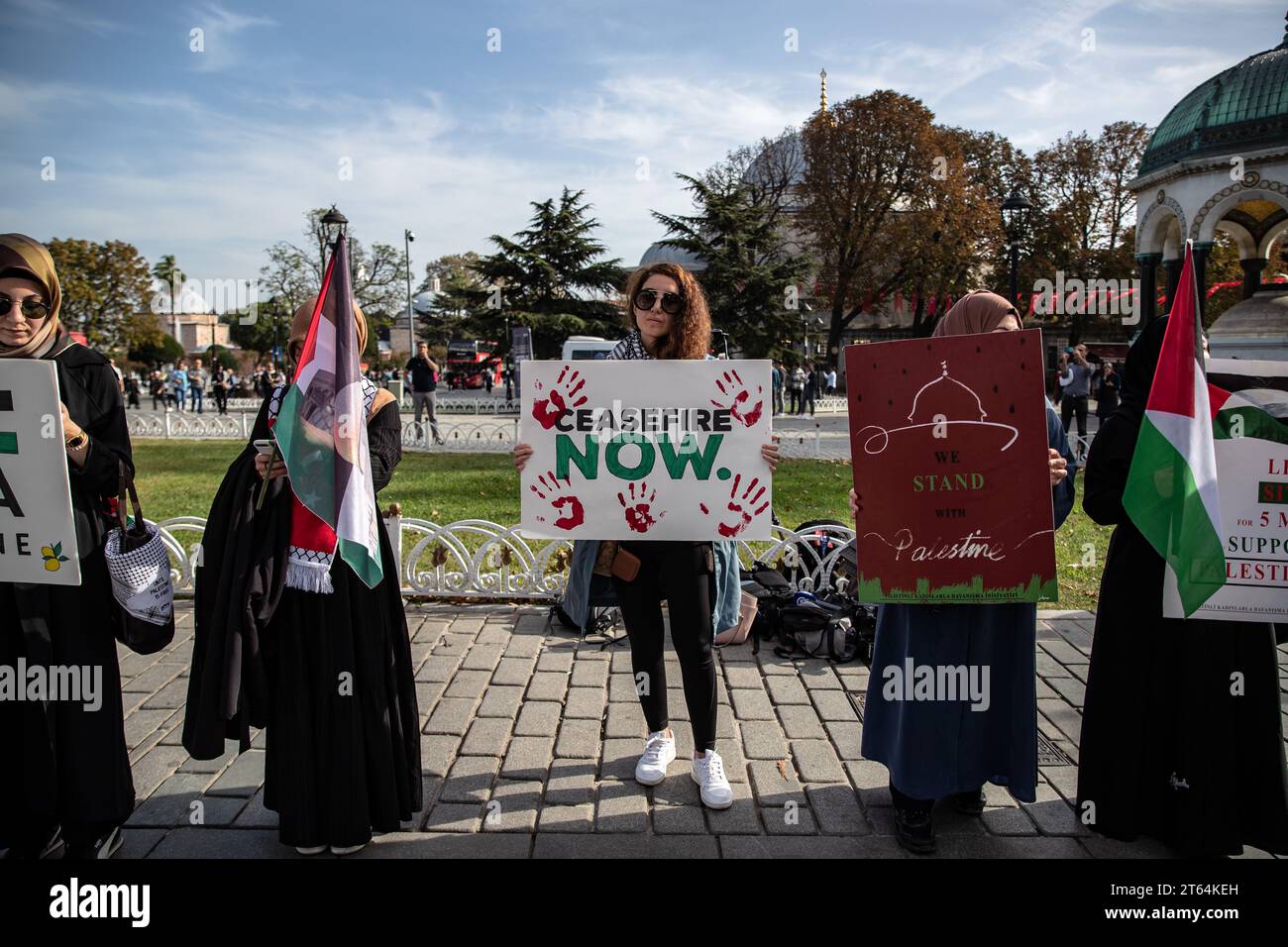 Istanbul, Türkei. November 2023. Eine Frau sah, wie sie während eines Sit-in-Protests ein Plakat mit der Aufschrift "Waffenstillstand jetzt" hielt. Die Solidaritätsinitiative mit palästinensischen Frauen wird am 8. Tag des 15-tägigen Sit-in-Protestes auf dem Sultanahmet-Platz fortgesetzt. Quelle: SOPA Images Limited/Alamy Live News Stockfoto
