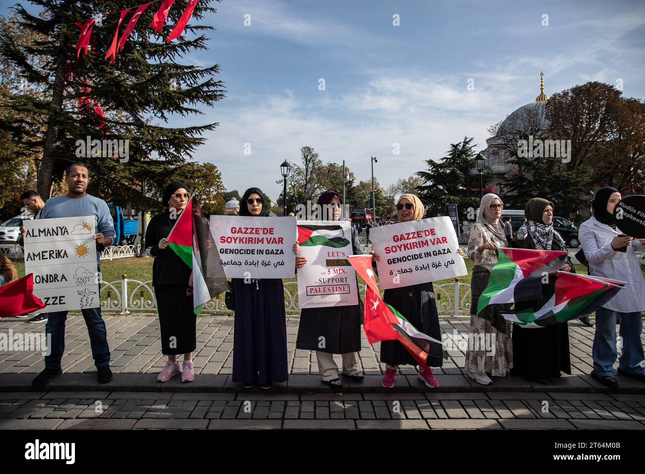 Die Demonstranten halten Plakate, die ihre Meinung während eines Sit-in-Protests zum Ausdruck bringen. Die Solidaritätsinitiative mit palästinensischen Frauen wird am 8. Tag des 15-tägigen Sit-in-Protestes auf dem Sultanahmet-Platz fortgesetzt. (Foto: Onur Dogman / SOPA Images/SIPA USA) Stockfoto